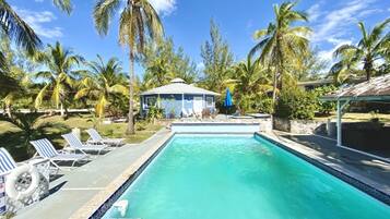 Hồ bơi ngoài trời, ghế dài tắm nắng