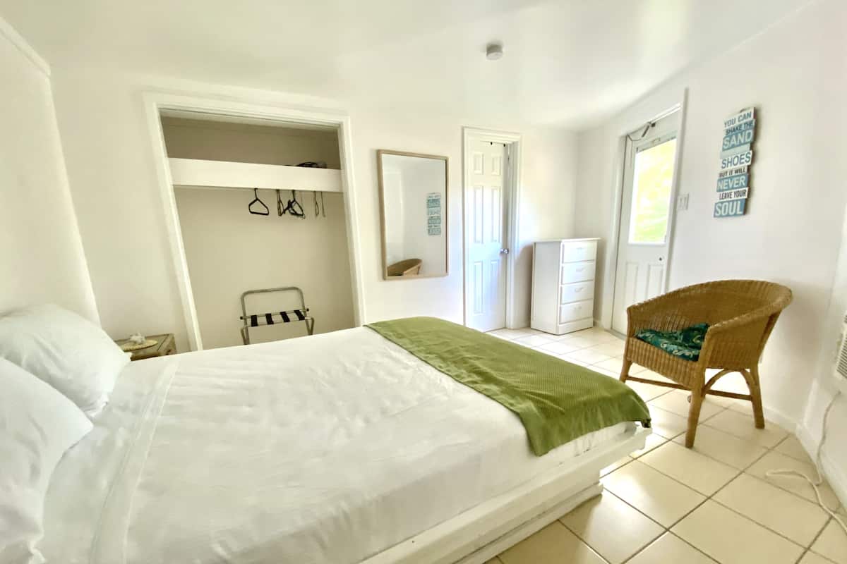 Classic Cottage, 1 Queen Bed, Refrigerator (Hibiscus)