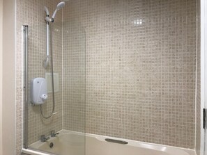 Departamento estándar | Baño | Secadora de cabello, toallas, jabón, shampoo 