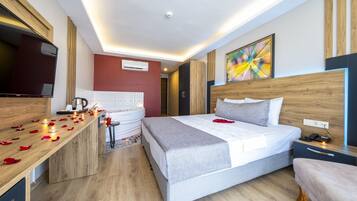 Habitación doble Deluxe, 1 cama matrimonial, vista a la ciudad | Ropa de cama de alta calidad y minibar