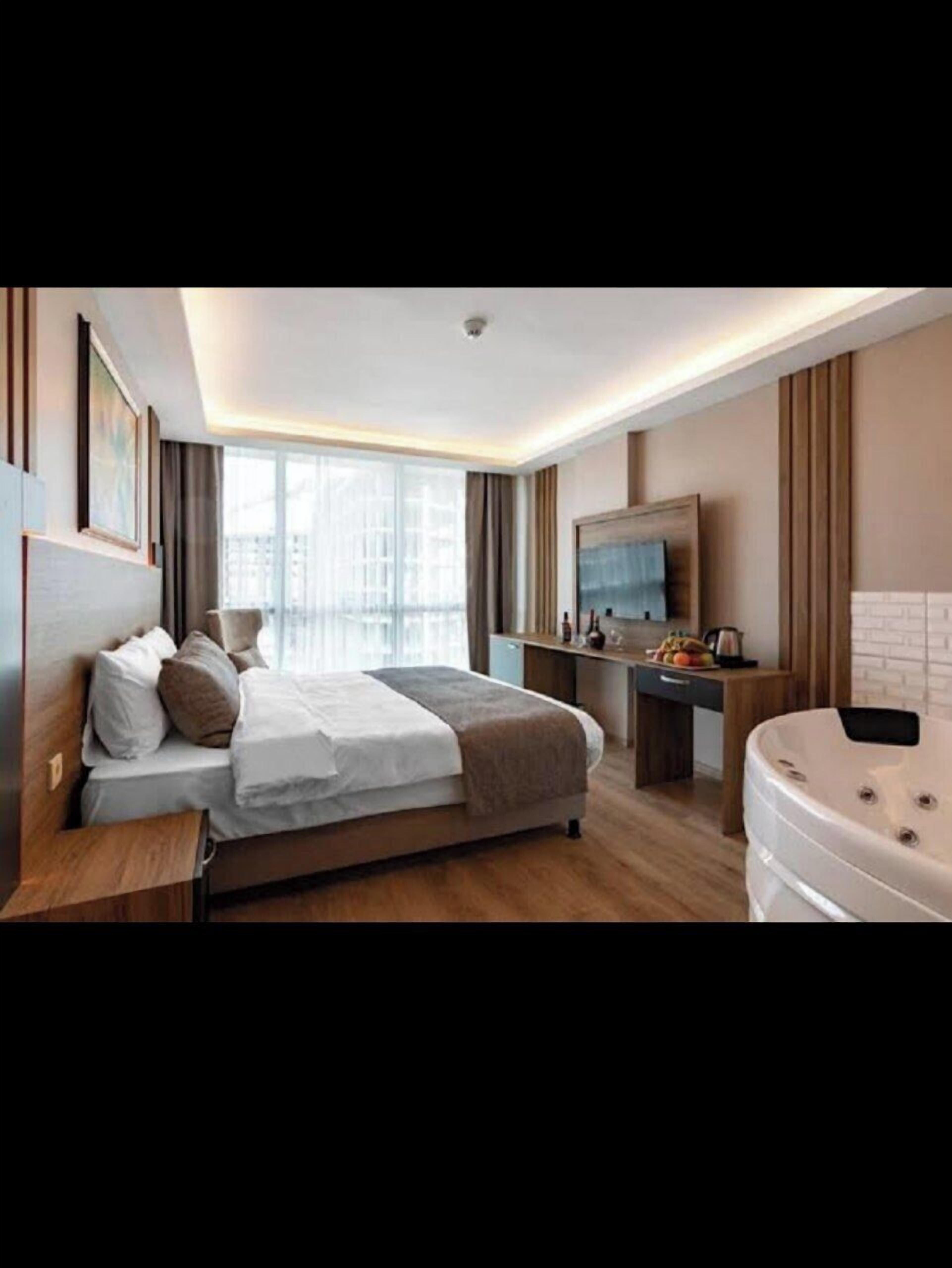 Deluxe Double Room, 1 Double Bed, City View | Premium bedding, minibar, in-room safe, desk