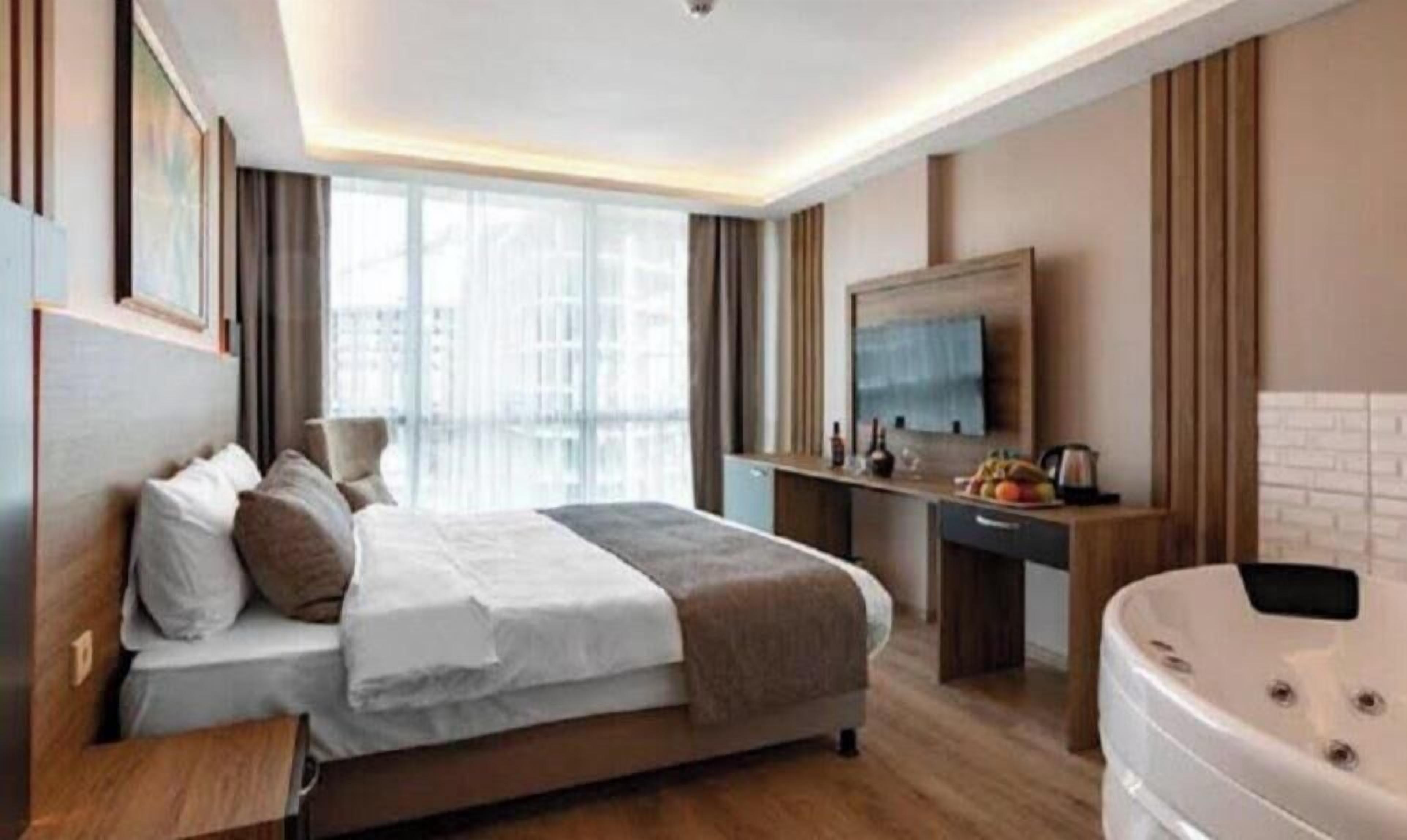 Chambre Double Deluxe, 1 lit double, vue ville | Literie de qualité supérieure, minibar, coffres-forts dans les chambres