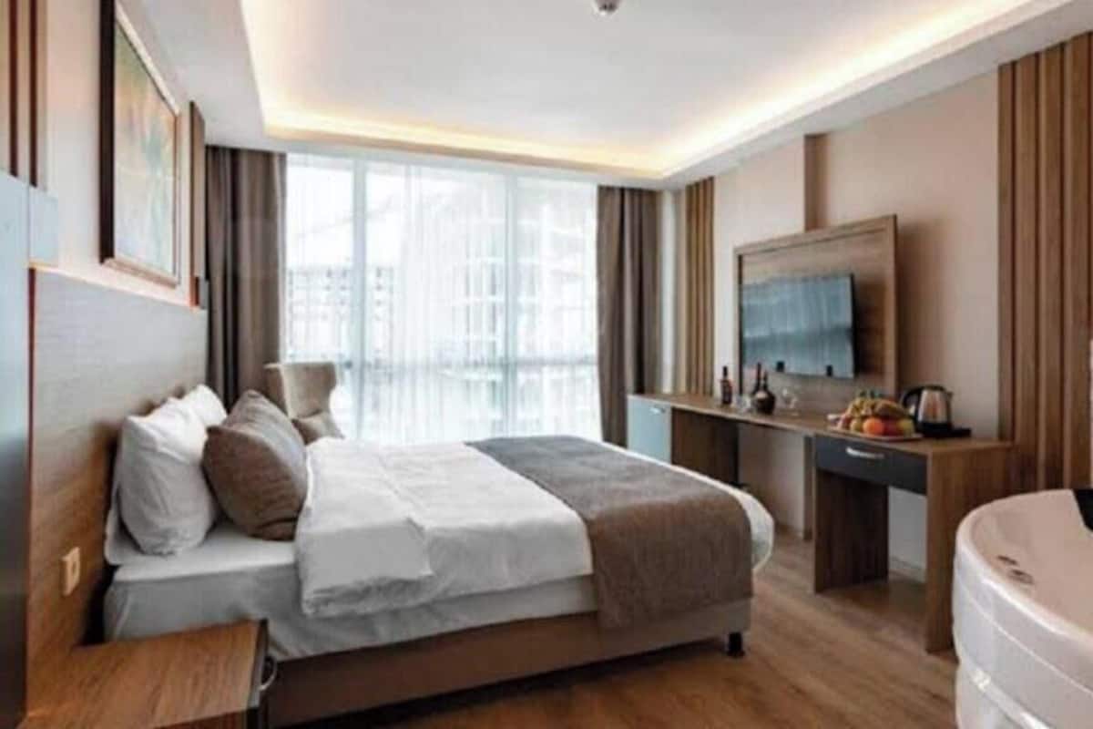 Chambre Double Deluxe, 1 lit double, vue ville | Literie de qualité supérieure, minibar, coffres-forts dans les chambres