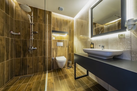 Ensemble douche/baignoire, douche à « effet pluie ». Rush Hotel Istanbul
