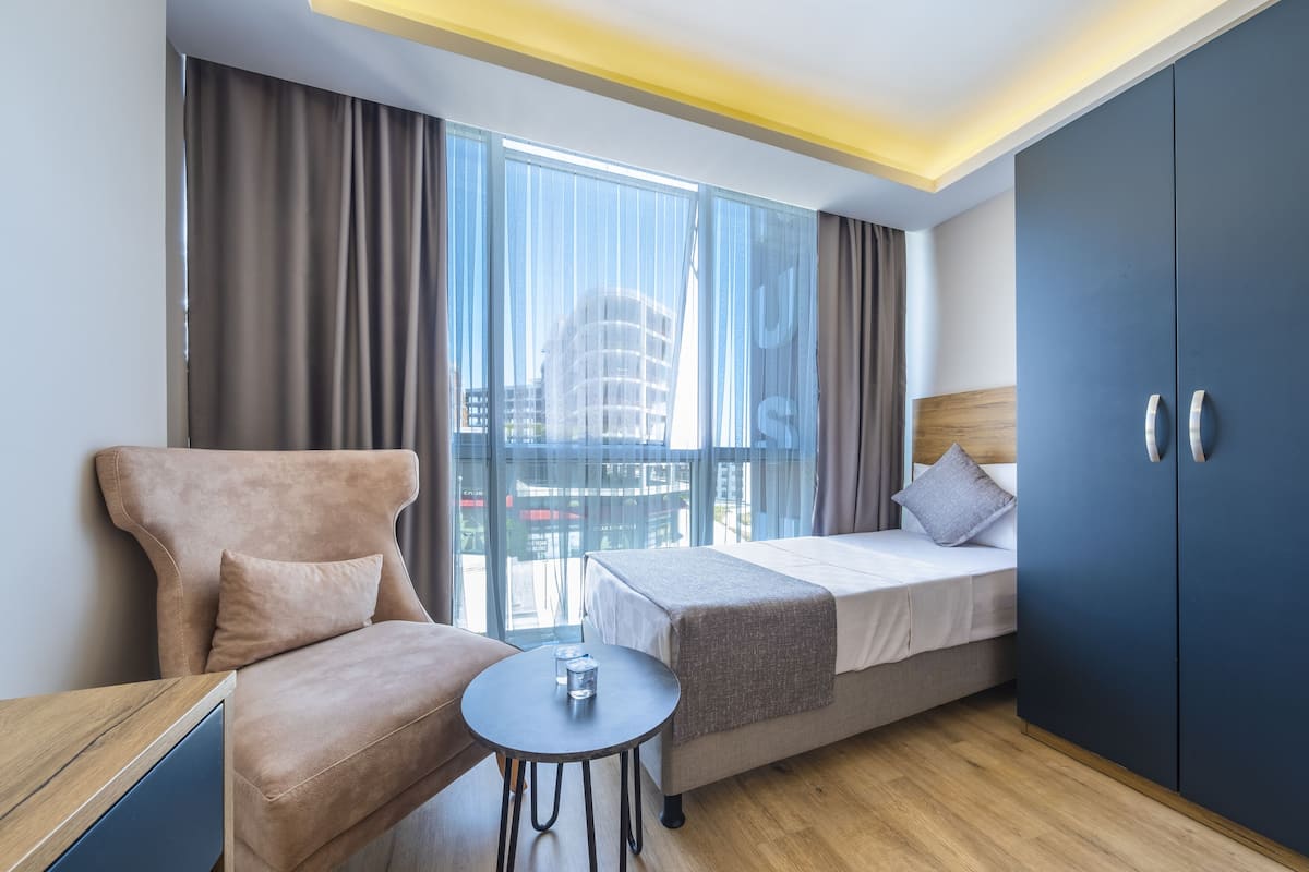 Ropa de cama de alta calidad, minibar, caja fuerte y escritorio