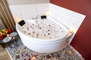 Phòng đôi Deluxe, 1 giường đôi, quang cảnh thành phố | Bộ đồ giường cao cấp, minibar, két bảo mật tại phòng 