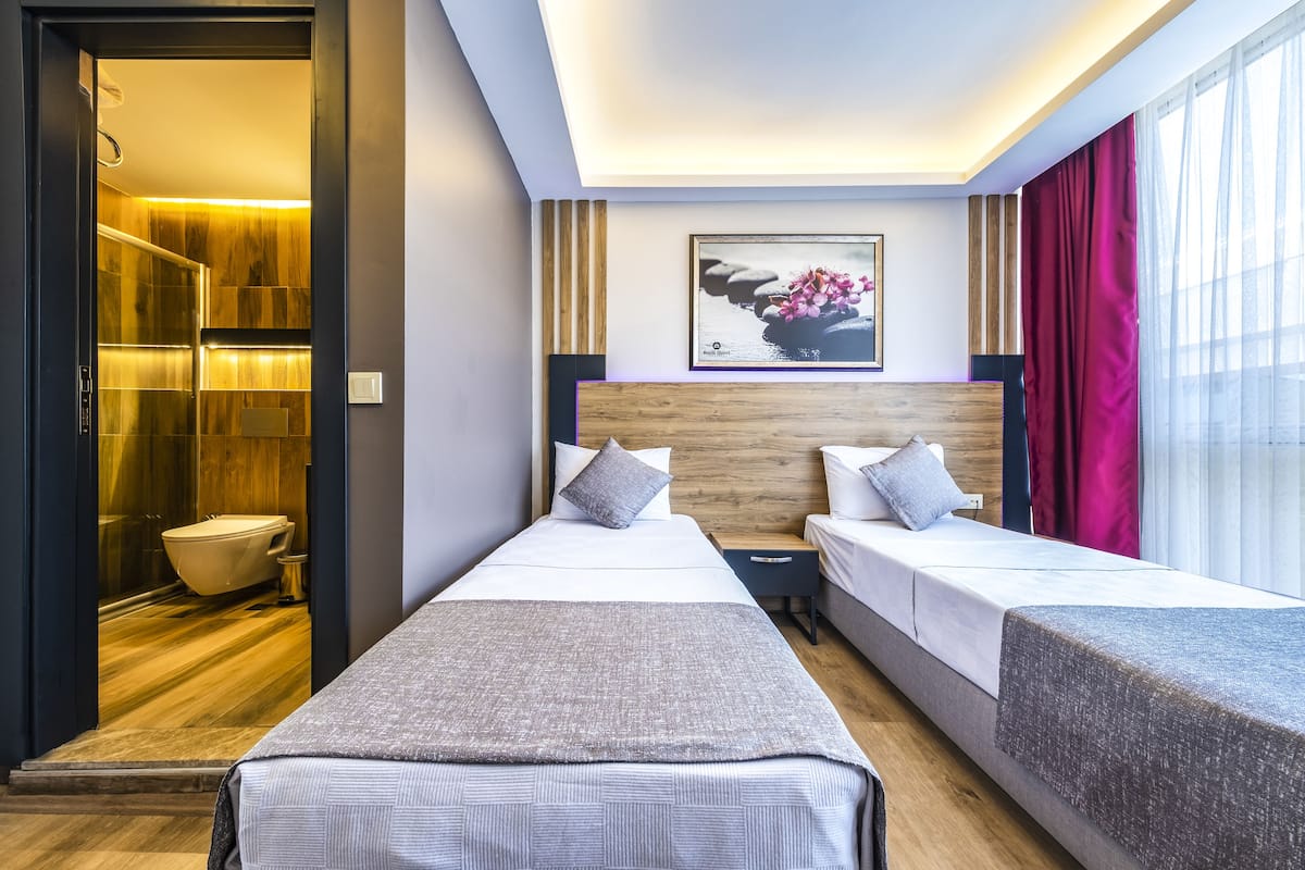 Habitación estándar con 1 cama doble o 2 individuales | Ropa de cama de alta calidad, minibar, caja fuerte y escritorio