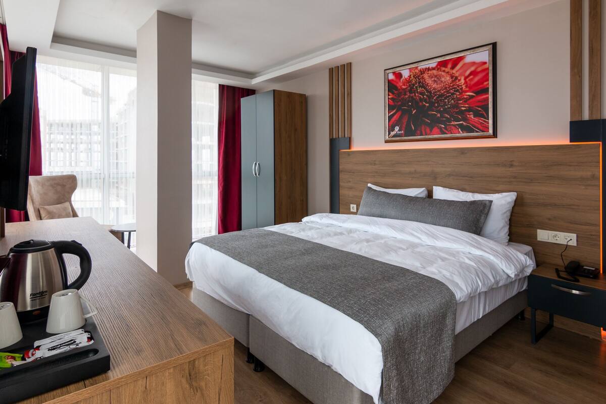 Hochwertige Bettwaren, Minibar, Zimmersafe, Schreibtisch