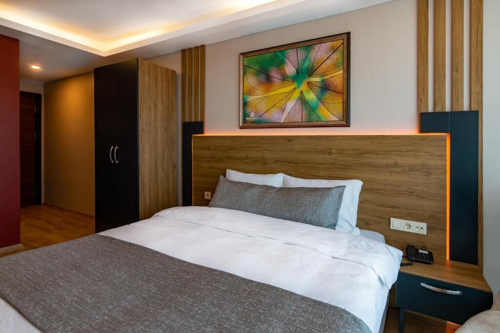 Economy Room | Premium bedding, minibar, in-room safe, desk