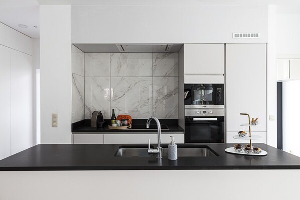 Full-sized fridge, microwave, oven, stovetop