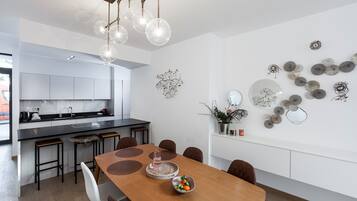 House (4 Bedrooms) | Private kitchen | Oven, dishwasher, cookware/dishes/utensils