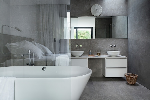 Casa (4 Bedrooms) | Baño | Tina, amenidades de baño gratuitas, secadora de cabello, toallas 