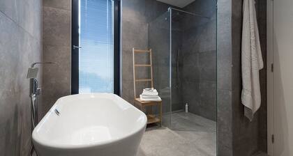 Unit 5 - Trendy Smart Home Triplex Private Garden & Parking