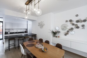 Maison (4 Bedrooms) | Cuisine privée | Réfrigérateur, four à micro-ondes, un four, lave-vaisselle