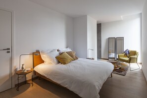 Hus (4 Bedrooms) | 4 sovrum, skrivbord, arbetsyta för laptop och internet