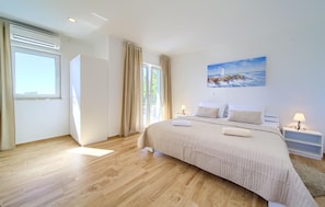 4 bedrooms, in-room safe, travel cot, free WiFi - Lovely home in Martinscica (Martinscica)