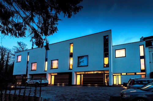 Unit 6 - Colorful Smart Home Triplex Private Garden & Parking