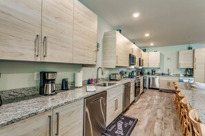 Kühlschrank, Mikrowelle, Herdplatte, Geschirrspüler