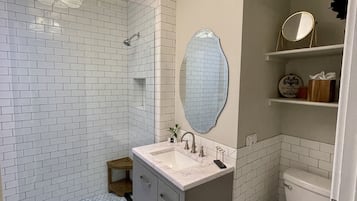 Penthouse | Badezimmer | Dusche, Haartrockner, Bademäntel, Handtücher