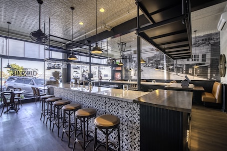 Se sirven desayunos, almuerzos y cenas. The Clinkscale