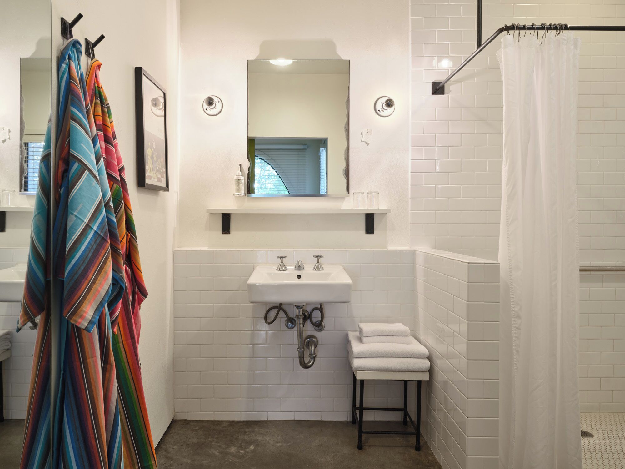 superior studio, 1 queen bed, courtyard view (courtyard queen studio) | bathroom | free toiletries, hair dryer, bathrobes, towels