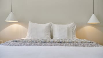 Standard Oda, 1 Büyük (Queen) Boy Yatak | Anti alerjik yatak takımı, minibar, ayrı ayrı dekore edilmiş, masa