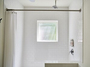 Standard Room, 1 Queen Bed | Bathroom shower - Hotel San Jose (Austin)