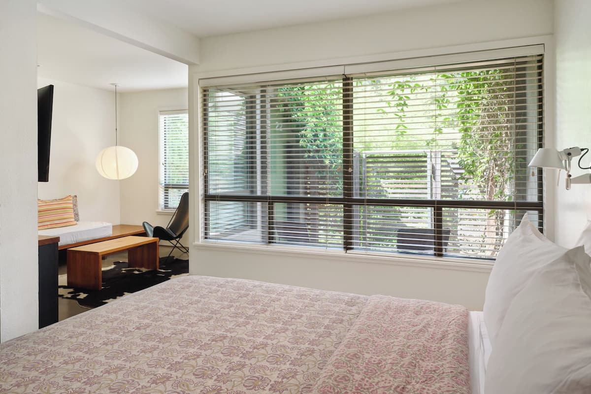 Standard Studio, 1 Queen Bed (Petite Queen Studio)