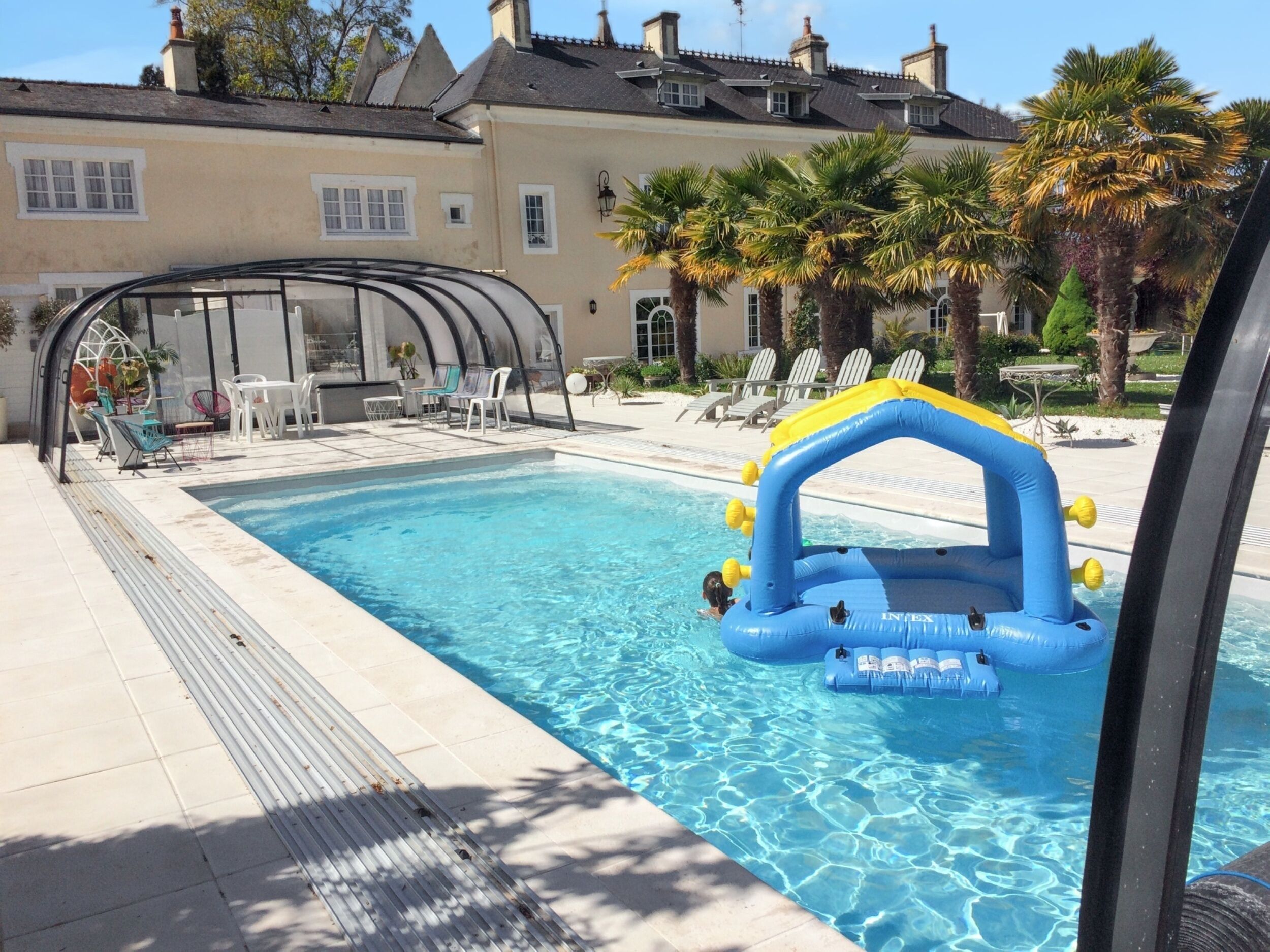 Een verwarmd zwembad