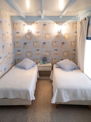 2 bedrooms, desk, iron/ironing board, travel crib - Homerez - House in Saint-Martin-des-Entrées (Saint-Martin-des-Entrées)