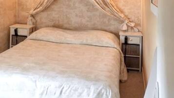 2 bedrooms, desk, iron/ironing board, WiFi