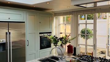 House (2 Bedrooms) | Private kitchen | Oven, dishwasher, coffee/tea maker, ice maker