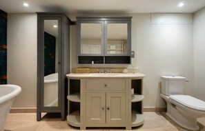 House (2 Bedrooms) | Bathroom | Separate bathtub and shower, towels