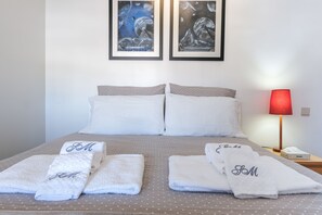 3 slaapkamers, een strijkplank/strijkijzer, gratis wifi, beddengoed