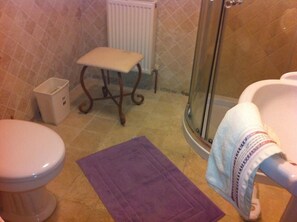 Habitación doble superior | Baño | Artículos de higiene personal gratuitos, secador de pelo y toallas