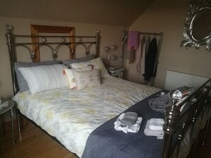 Habitación King | Tabla de planchar con plancha, wifi gratis, ropa de cama