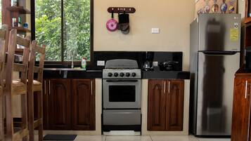 Microondas, horno, cafetera y tetera y tostadora