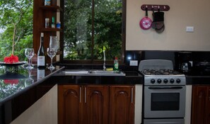 Micro-ondas, fogão, cafeteira/chaleira, torradeira
