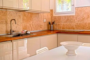 Fridge, oven, stovetop, dishwasher