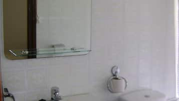 Badewanne, Handtücher, Seife, Toilettenpapier