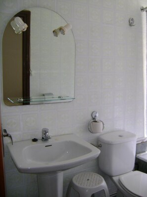 Badewanne, Handtücher, Seife, Toilettenpapier