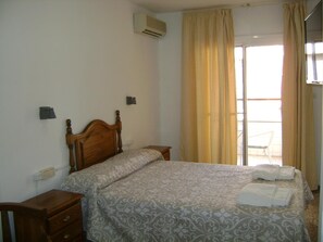 Blackout curtains, soundproofing, free WiFi, bed sheets - Hostal Residencia Pasaje (Novelda)