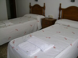 Blackout drapes, soundproofing, free WiFi, bed sheets - Hostal Residencia Pasaje (Novelda)