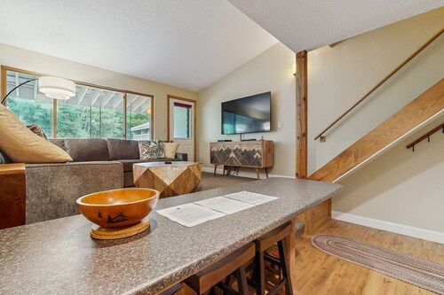 Mountain condo w/ shared indoor hot tub & pool - ski-in/ski-out access