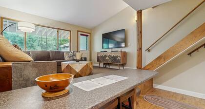 Mountain condo w/ shared indoor hot tub & pool - ski-in/ski-out access