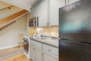 Refrigerador, microondas, horno y parrilla de estufa