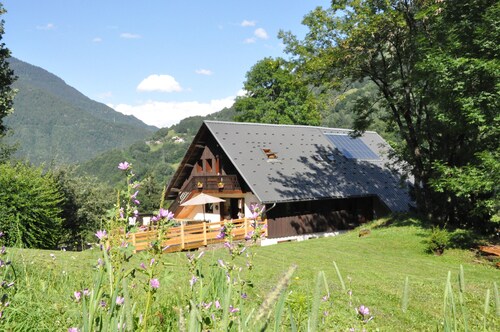 Outrechenais barn with wolves