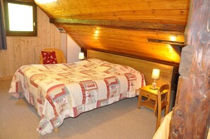 1 bedroom, free WiFi, bed sheets - Outrechenais barn with wolves (Queige)