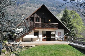 Exterior - Outrechenais barn with wolves (Queige)