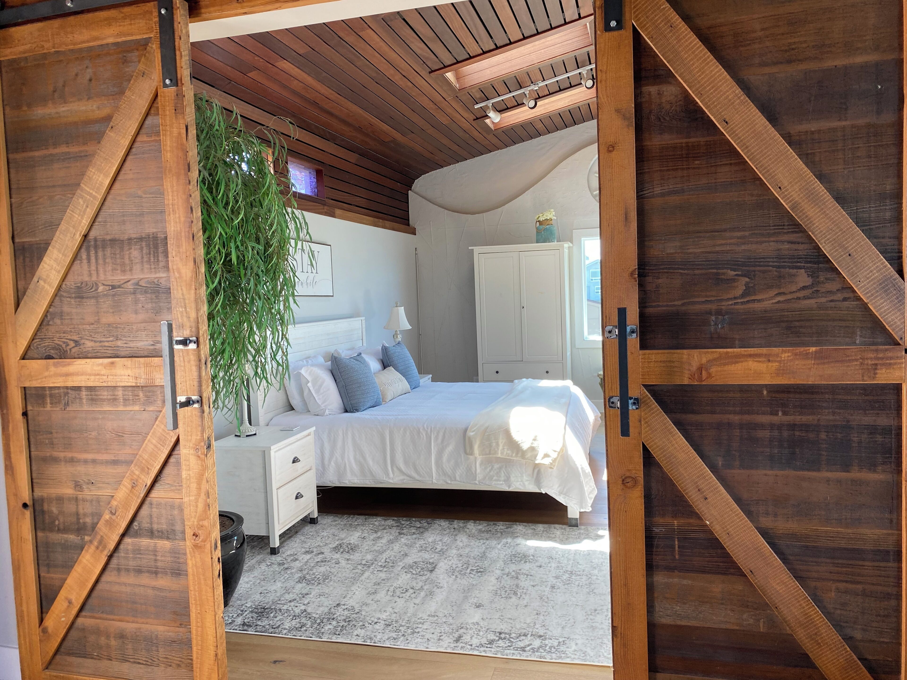 5 bedrooms, iron/ironing board, free WiFi, bed sheets